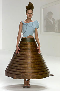 经典服装VS艺术—Hussein Chalayan 胡森.卡拉扬